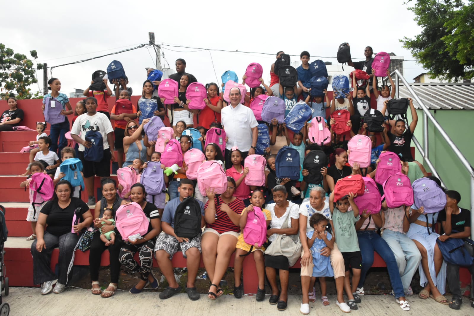 Regidor Moya entrega útiles escolares en la Circunscripción 1