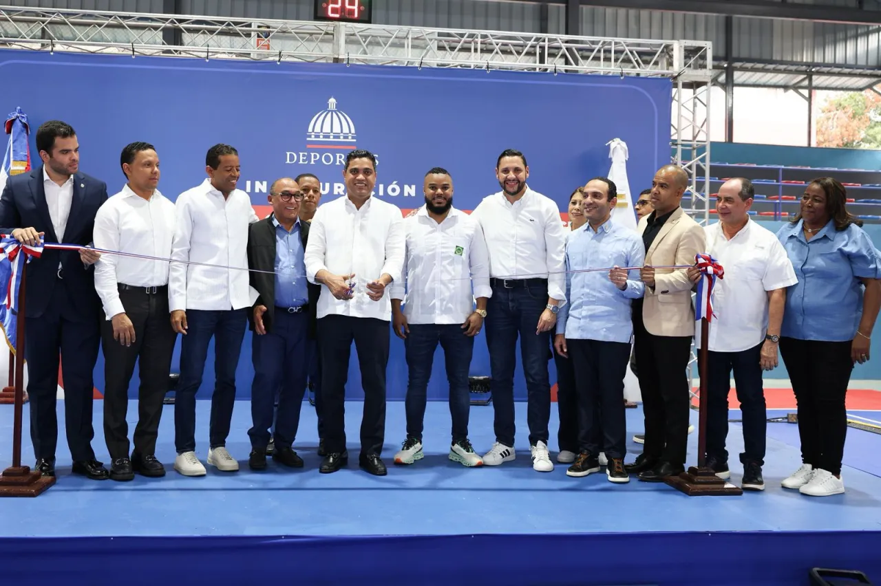 Kelvin Cruz entrega multiuso Antonio Duvergé del sector Honduras