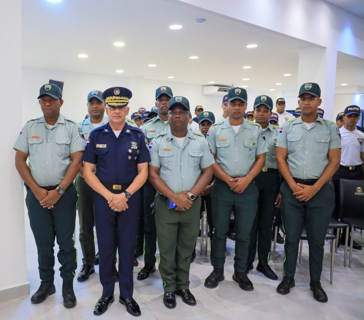 Jefe de la Policía recorre el Este y orienta a los agentes