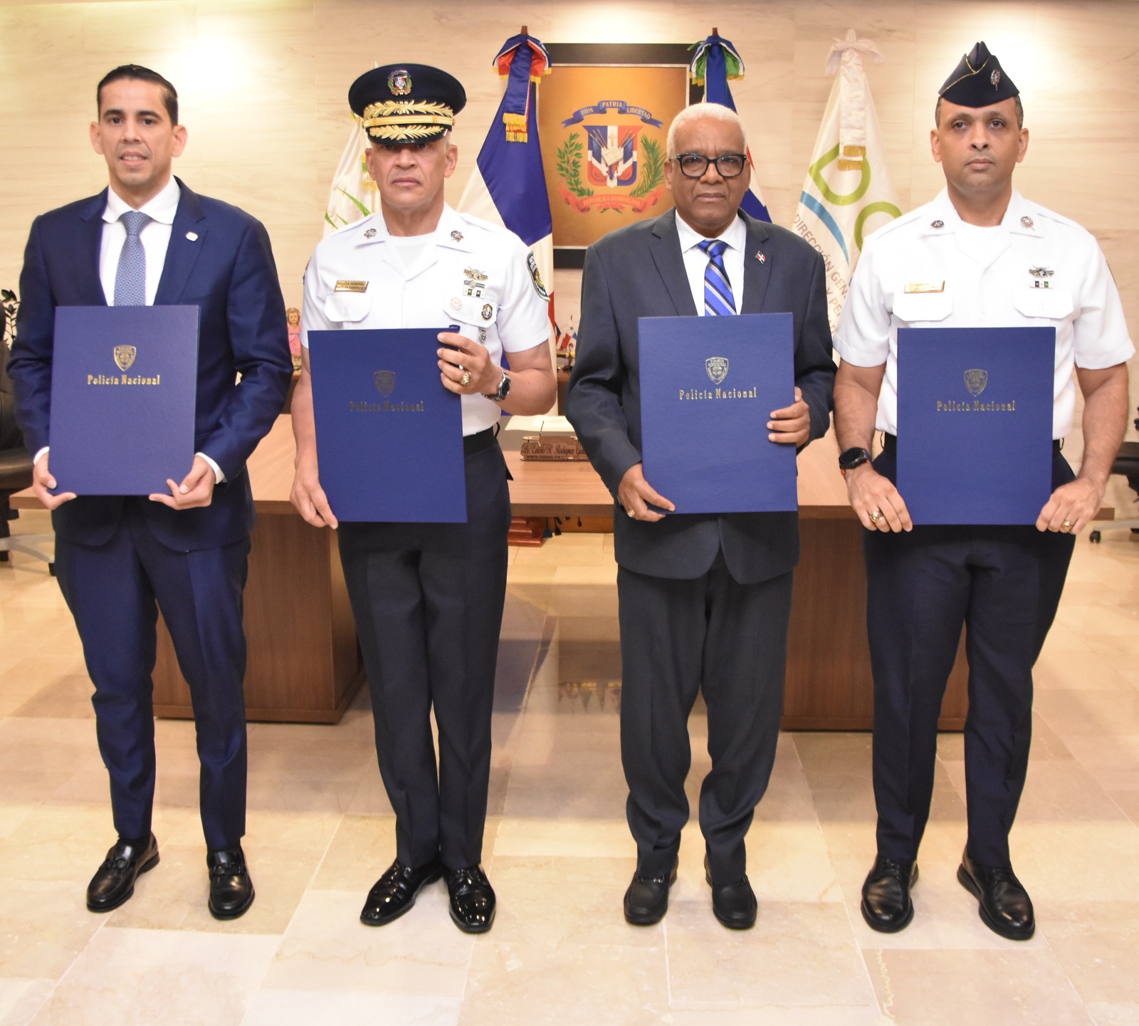 Firman resolución que beneficia a jubilados y pensionados de la Policía