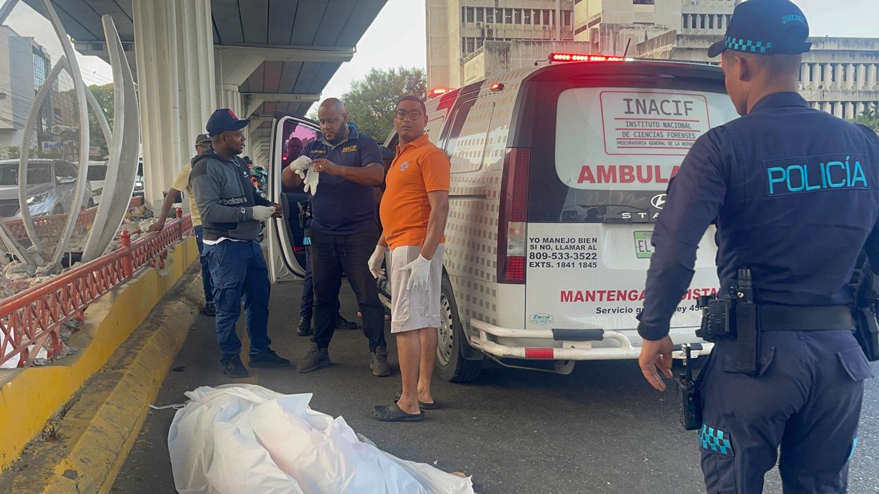 Mujer muere tras choque de moto y autobús en Santiago