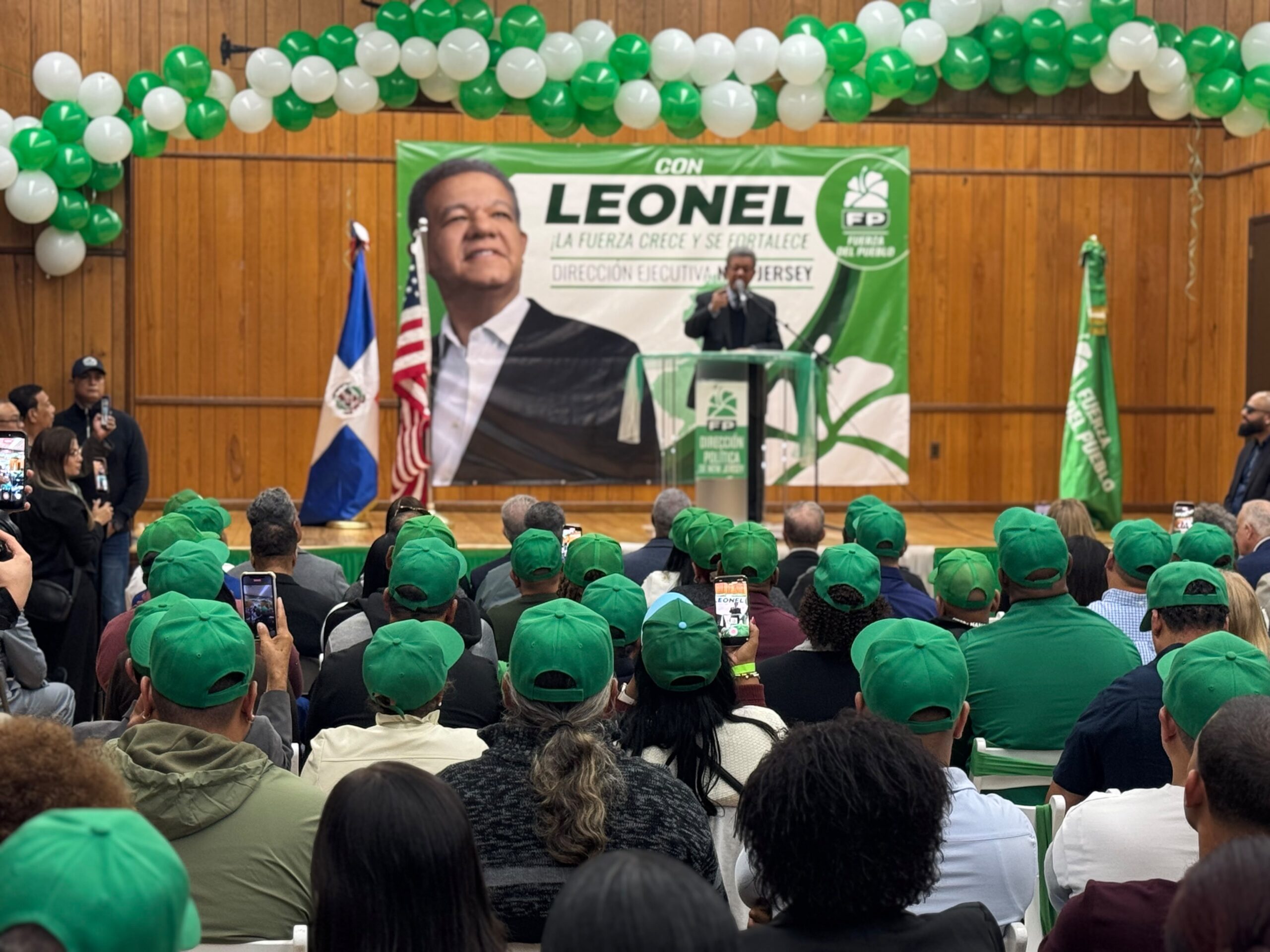 Leonel Fernández encabeza juramentación de 392 nuevos miembros de la FP en New Jersey