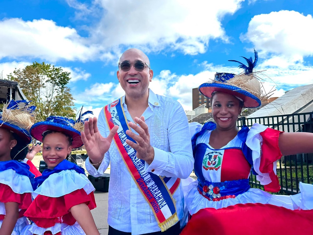 Reconocen al doctor Natanael Gutiérrez durante la 37.ª Parada Dominicana en New Jersey, dedicada a Barahona