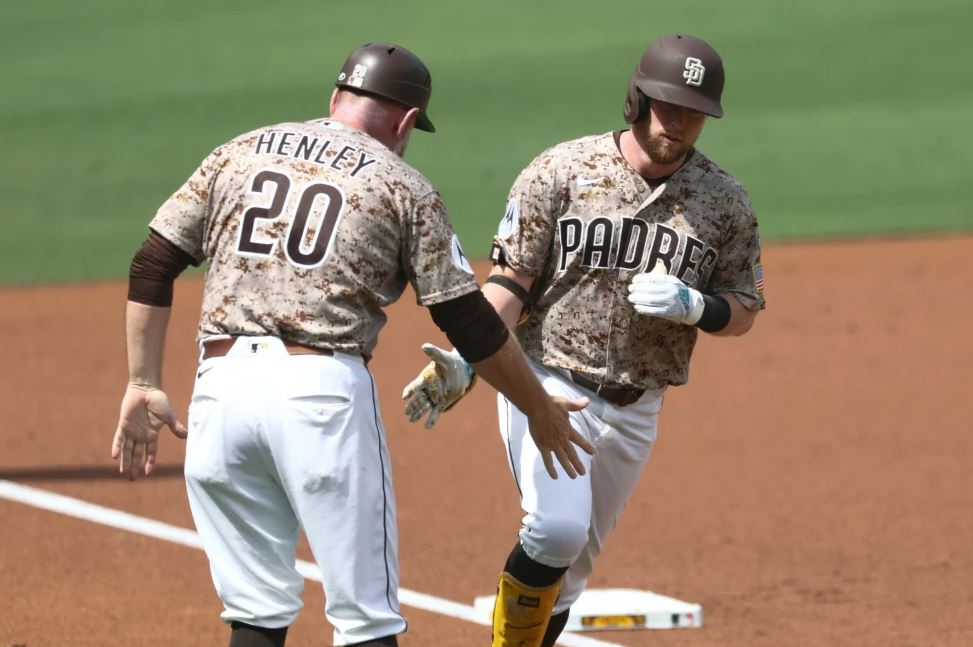 Cronenworth pega 2 jonrones para que Padres derroten 7-3 a Marlins y se acercan a Playoffs