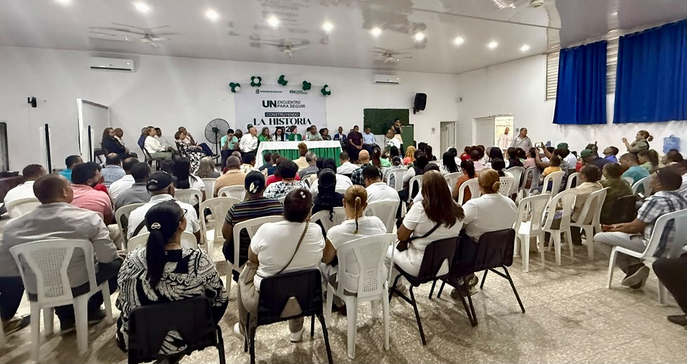 Josefina Pimentel encabeza asamblea en SFM y juramenta maestros en la FP