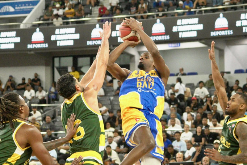 Mauricio Báez inicia con victoria en el torneo de baloncesto superior