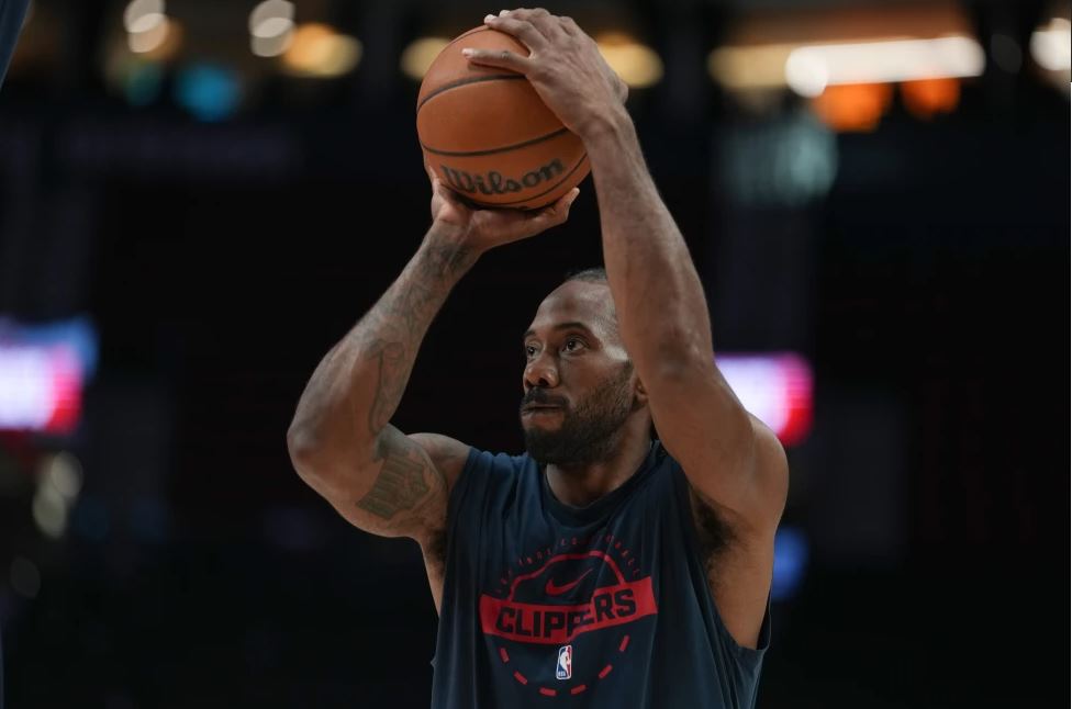 Raptors y Kawhi Leonard acuerdan extensión de 2 años y 115 millones de dólares, dice fuente de AP