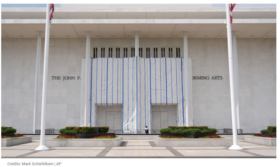 Se desploma parte del techo del Kennedy Center y piden cerrar el recinto para renovarlo