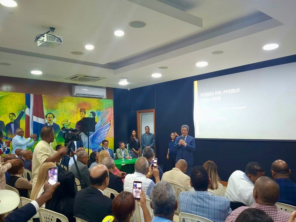 Leonel plantea convertir el partido en un “centro de aprendizaje permanente”