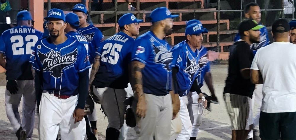 Doble triunfo de Cuervos y La Máquina clasifica como cabezas de grupo en el torneo Rubén Pimentel de softbol del DN