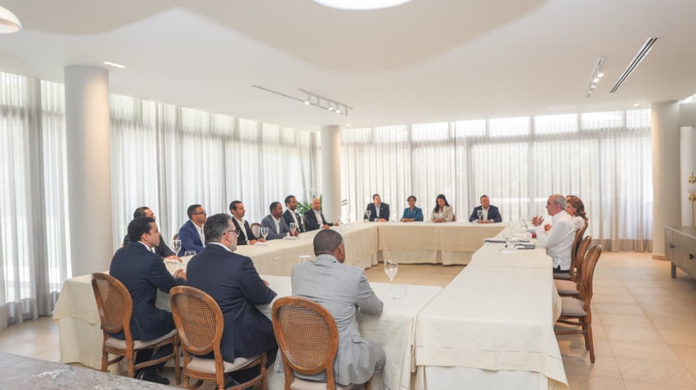 En su segundo día: Abinader se reúne con Aprocovici, Amaprosan y Compromiso Santiago