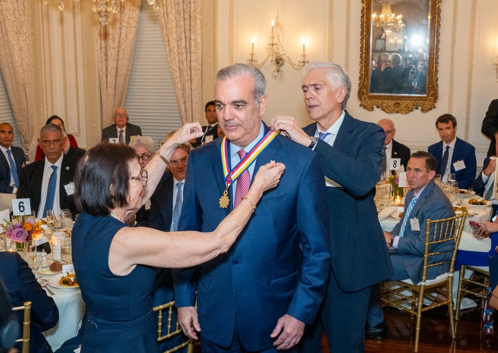 Presidente Abinader es reconocido con la “Insignia de Oro” el más alto honor de Americas Society