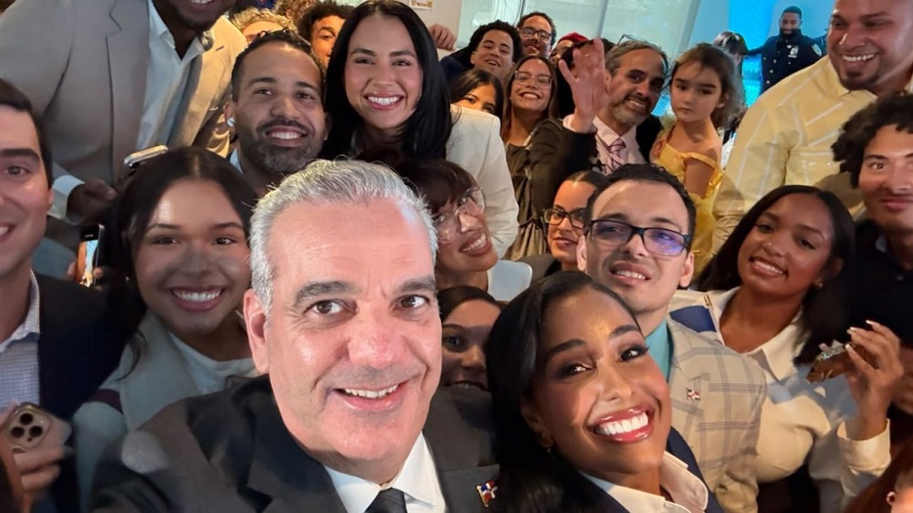 Presidente Abinader anuncia 300 becas para jóvenes dominicanos residentes en Nueva York