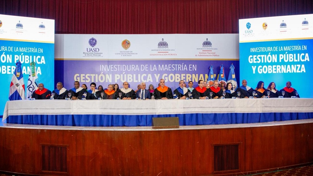 Abinader llama a 147 servidores públicos graduados a poner sus conocimientos al servicio de la ciudadanía