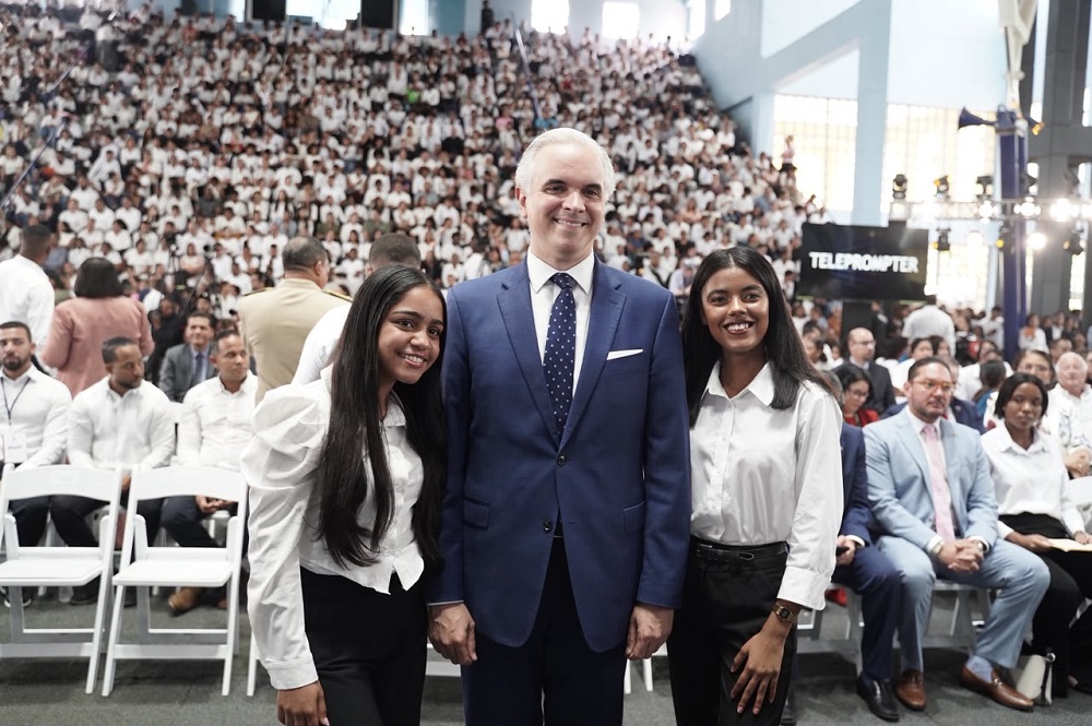 Ministro de Educación destaca nuevas oportunidades para que estudiantes concluyan el bachillerato