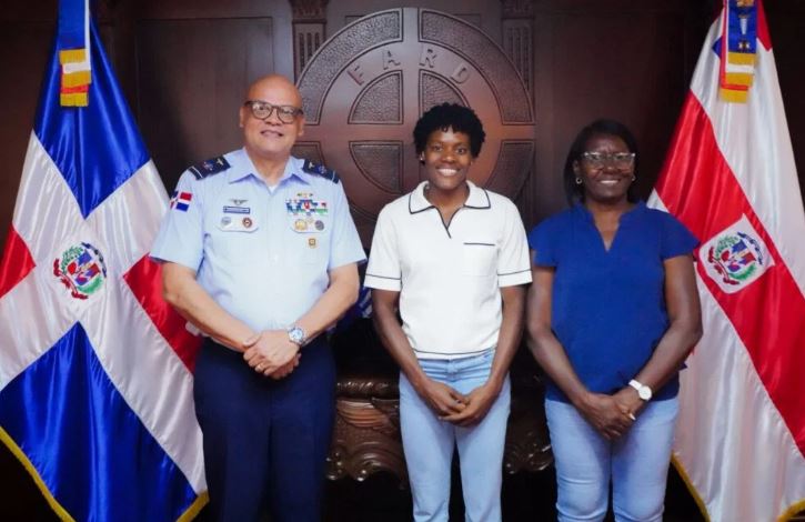 Comandante general de la FARD comparte con la primer teniente Marileidy Paulino