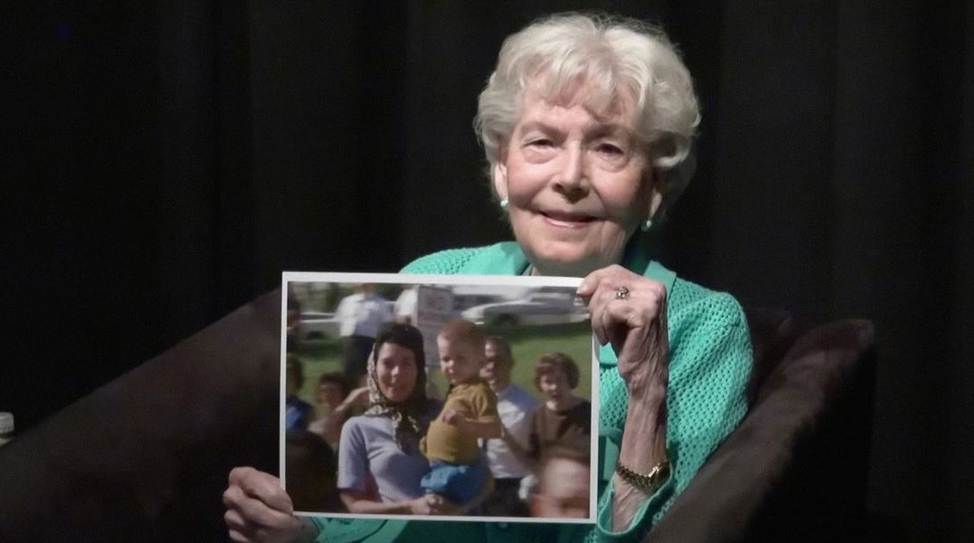 Hallan a la misteriosa mujer del video del asesinato de JFK 62 años después