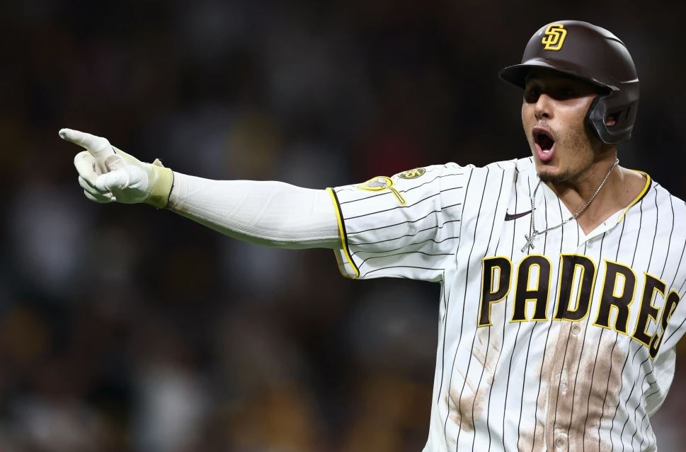 Padres vencen 10-7 a los Diamondbacks y aseguran la localía en la serie de comodines