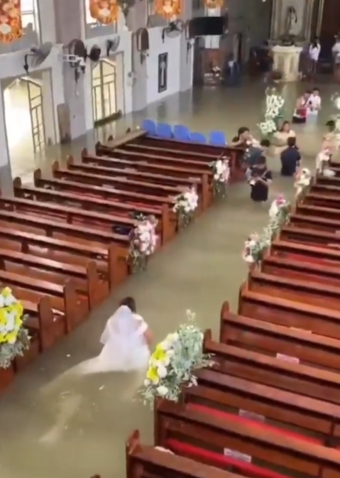 Pareja se casa con el agua hasta las rodillas tras inundarse iglesia en Filipinas