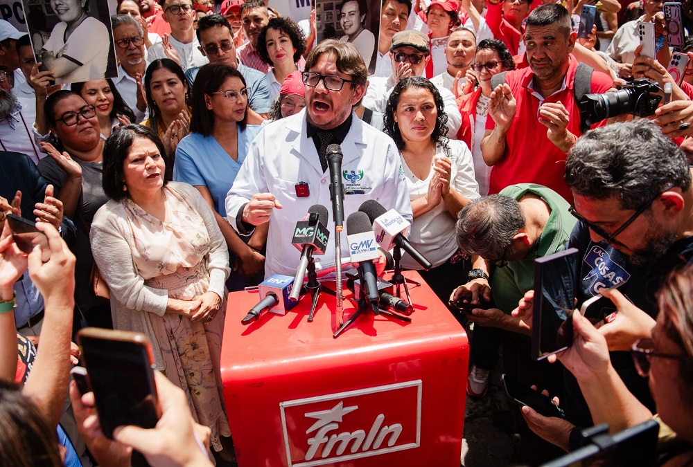 El FMLN oficializa la candidatura presidencial del médico Rafael Aguirre en El Salvador
