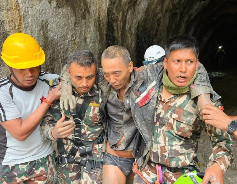 Rescatistas en Nepal sacan vivas a 2 personas de entre los escombros a 10 días de las inundaciones