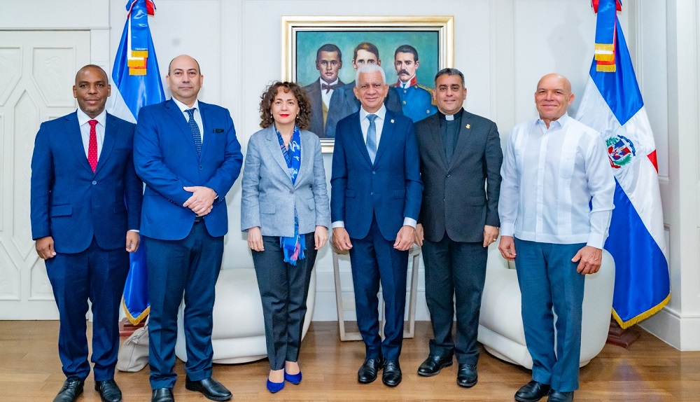 Presidente del Senado recibe a embajadora de España y abordan cooperación en ciberseguridad