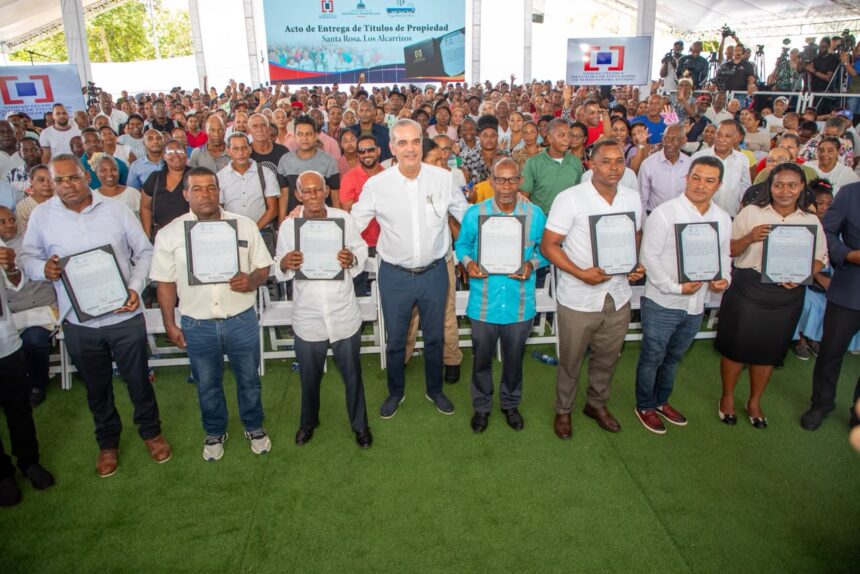 Luis Abinader entrega 1,750 títulos de propiedad en Los Alcarrizos