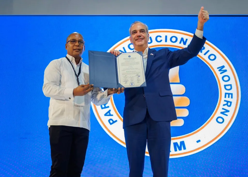 Luis Abinader asume como presidente del PRM y garantiza un partido unido, abierto y concentrado en gobernar para los dominicanos