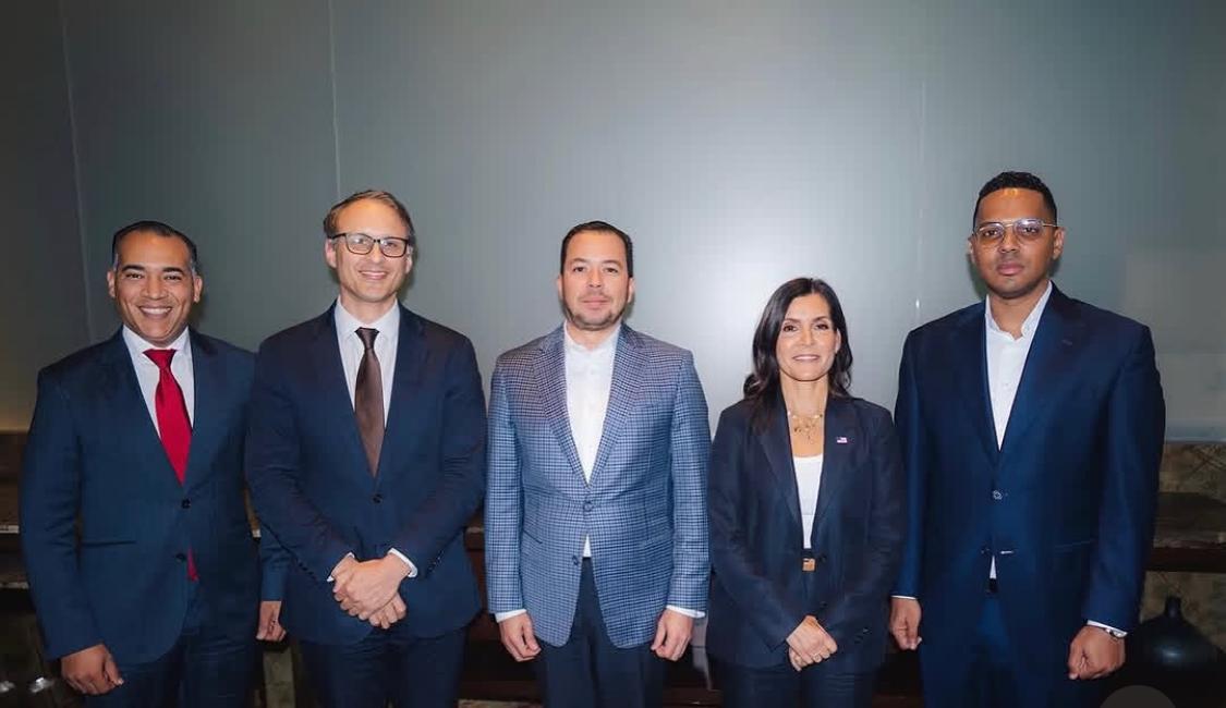 Alofoke presenta proyecto «Dominicanos Primero» a embajadora de Estados Unidos en reunión de alto nivel
