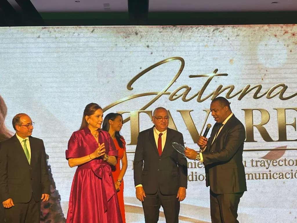 Iglesia de Jesucristo reconoce trayectoria de Jatnna Tavárez durante encuentro con medios de comunicación