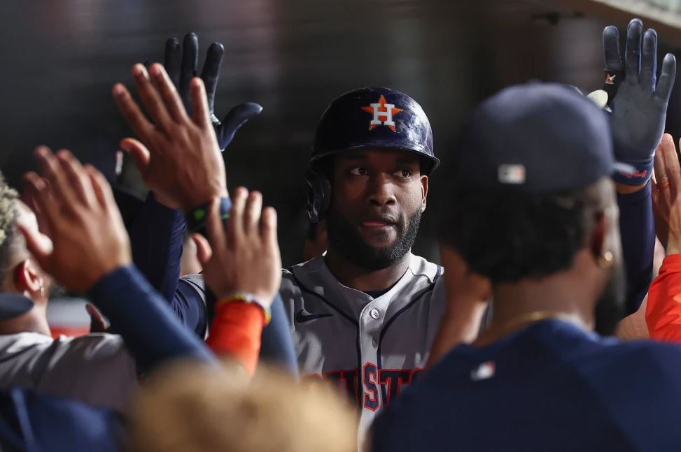 Astros pegan 5 jonrones en paliza 13-2 ante Atléticos y se acercan al título divisional