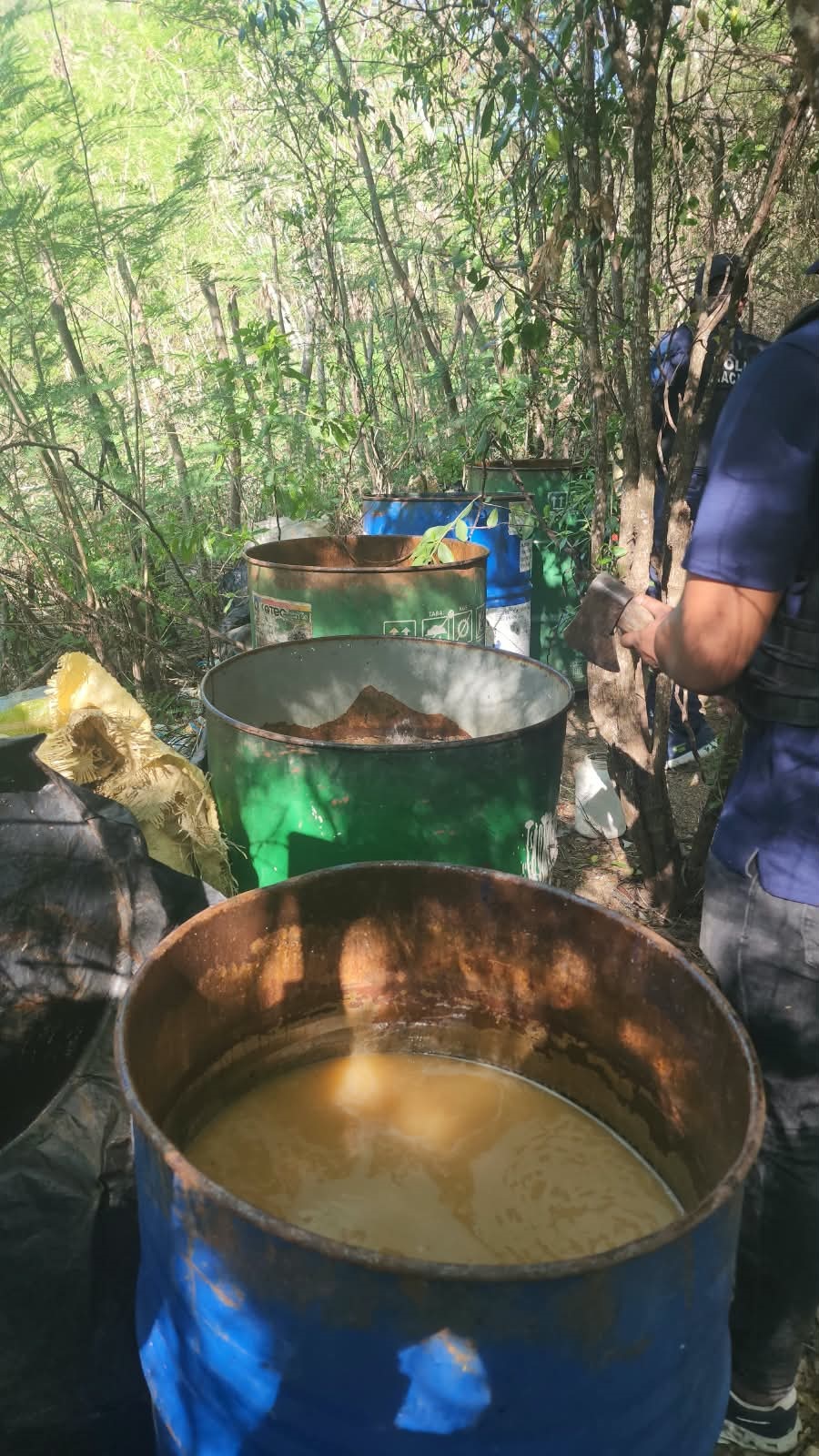 En Azua desmantela laboratorio clandestino de bebidas alcohólicas adulteradas