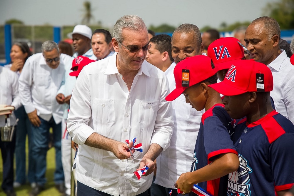Presidente Abinader inaugura campo de béisbol Nelson Mateo en Pizarrete