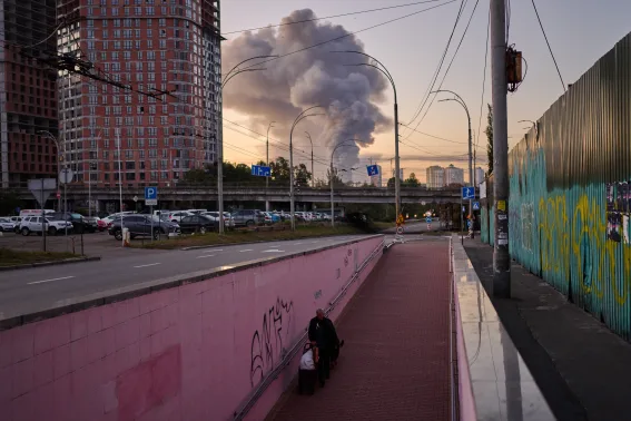 Ataques rusos con drones y misiles en Kiev rompen una pausa en bombardeos y matan a 2 personas