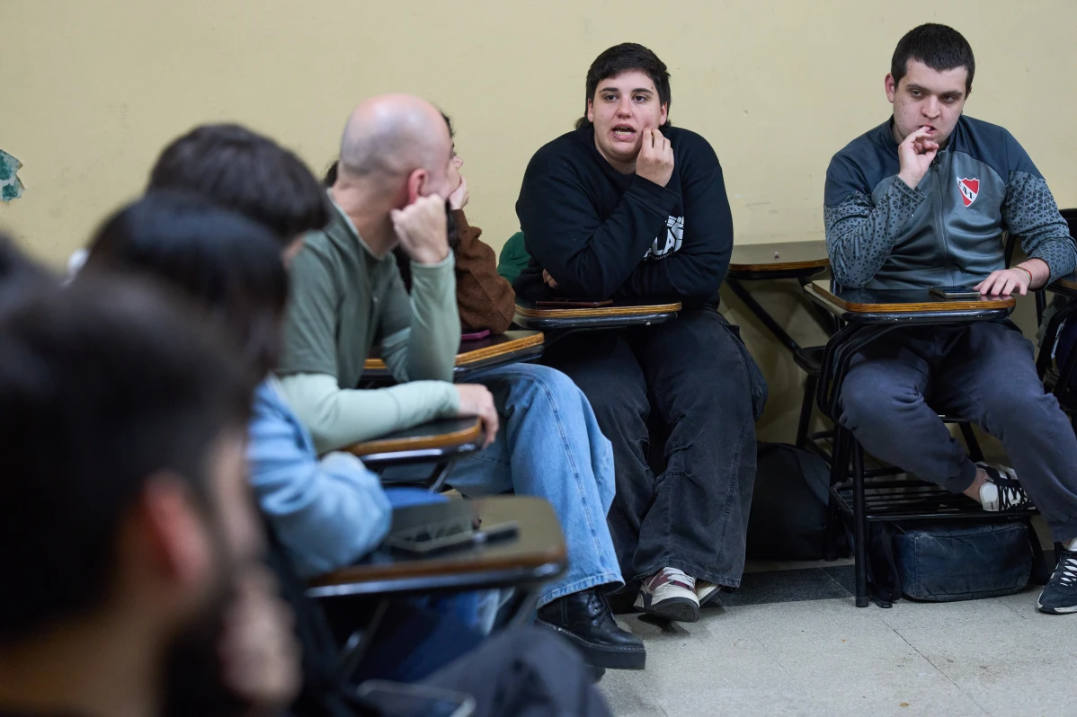 Jóvenes endeudados y sin trabajo. El plan económico de Milei golpea duro a su base electoral