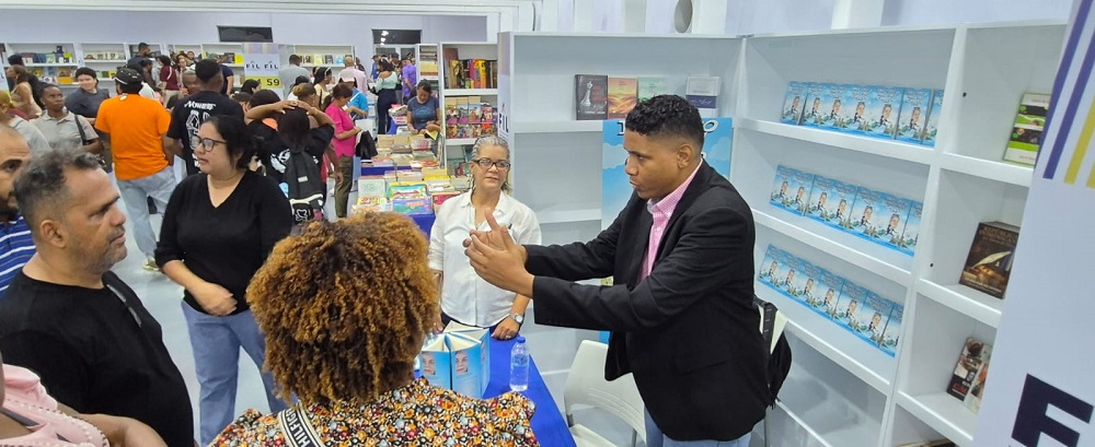 Feria del Libro logra acogida popular; García Cartagena analizó obra de Mármol