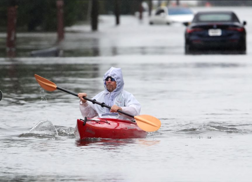 Tormenta azota el noreste de EEUU, causando inundaciones costeras, cortes de luz y al menos 1 muerte