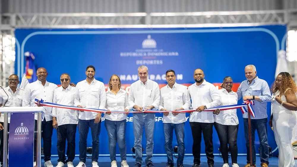Abinader entrega moderno techado multiuso que impulsa el deporte y la recreación juvenil en Bajos de Haina