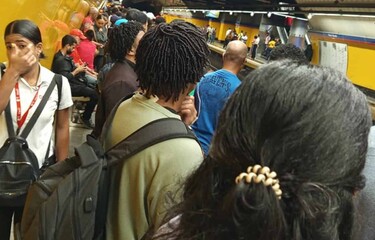 Caos en el Metro: Nueva avería en Línea 2 deja varados a cientos en plena lluvia