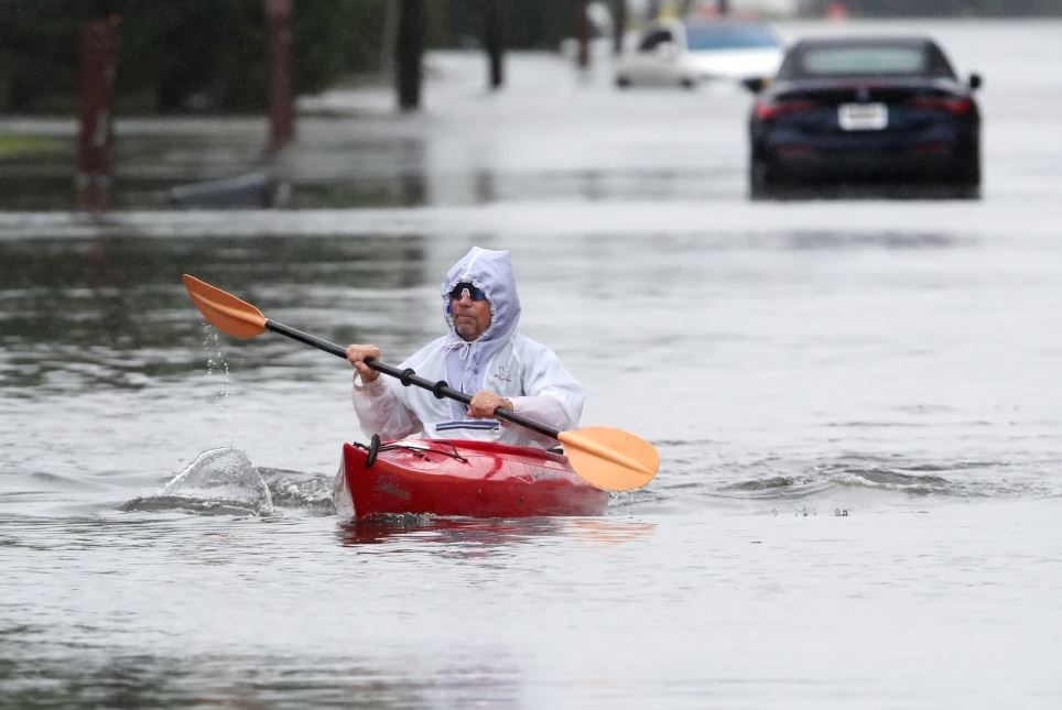 Tormenta causa inundaciones y deja a miles de personas sin electricidad en noreste de EEUU