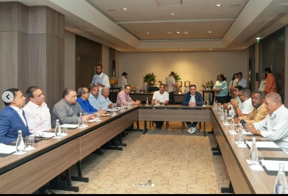 Ministro de Industria y Comercio se reúne este sábado con dirigentes choferiles