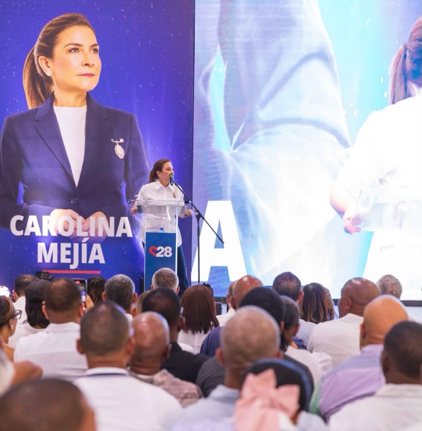 Carolina recibe apoyo de la diputada Anny Mambrú y Jesús Colón