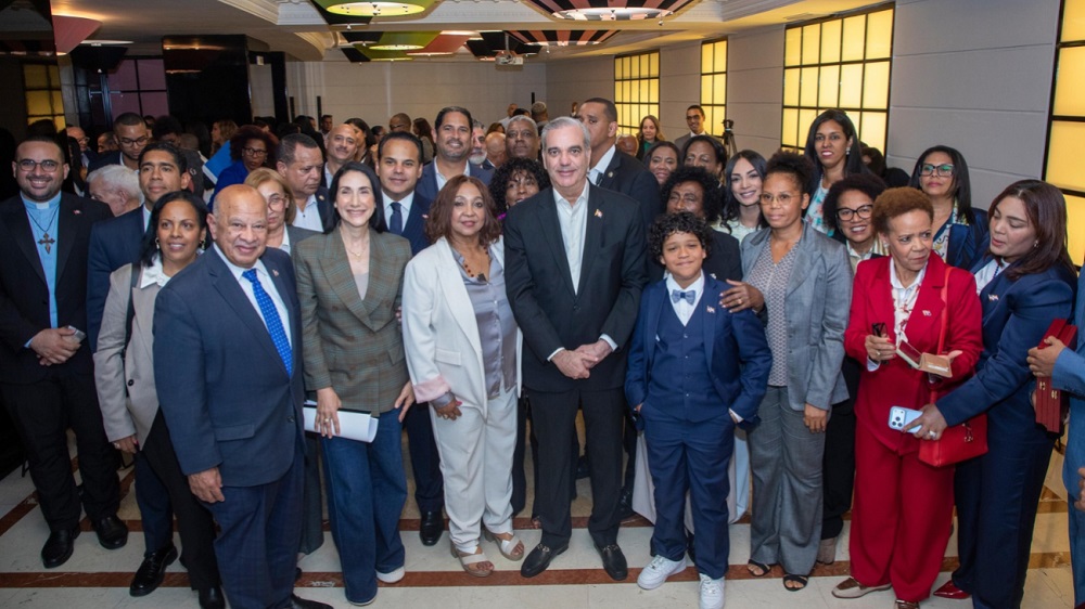 Presidente Abinader se reúne con la diáspora en Italia y anuncia recursos para establecer una Casa de la Cultura Dominicana