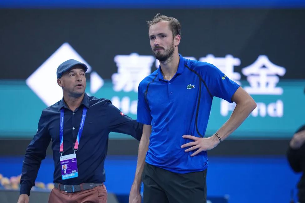 Medvedev descalificado del Abierto de China por golpear a un espectador con una pelota ante Djokovic
