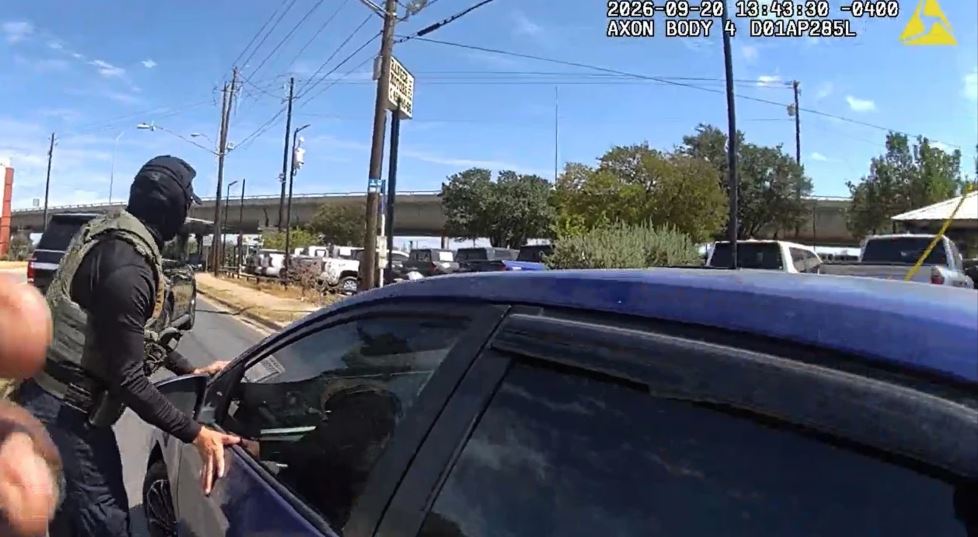 ICE prohíbe persecuciones a alta velocidad y endurece reglas de paradas de tráfico
