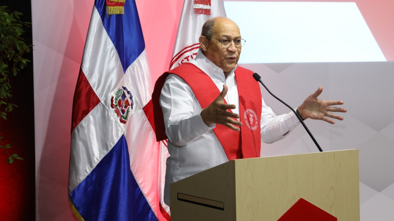 INTEC reconoce a Rafael Santos Badía como Profesor Honorífico