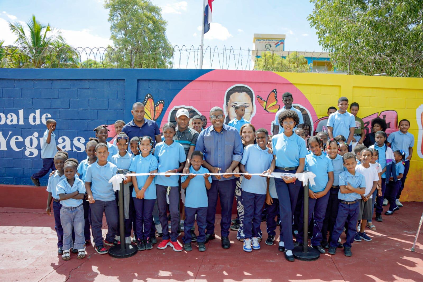 Robert Polanco supervisa obras y entrega canchas en Elías Piña y San Juan