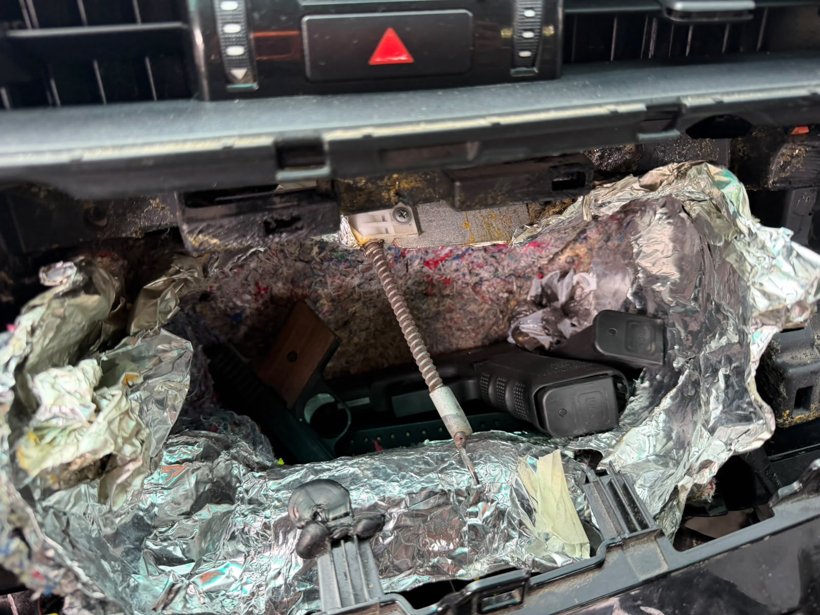 DNCD captura hombre con armas y municiones ocultas en camioneta en SDO
