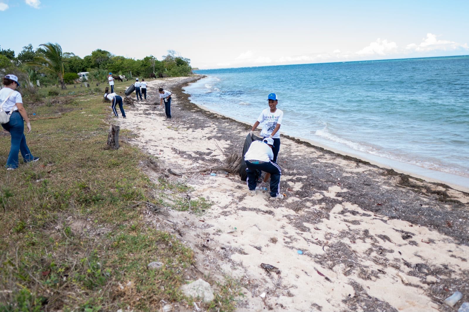 Recolectan más de 2,000 libras de plásticos en el Santuario Marinos de Puerto Plata