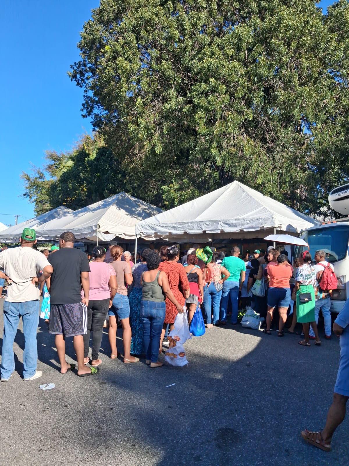 FP beneficia a cientos de familias de SDE con el “Mercado del Pueblo”